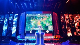 周杰伦王一博同框S15总决赛，明星云集引爆电竞热潮